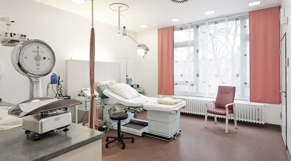 09758-FUERTH-Frauenklinik-Zimmer-2